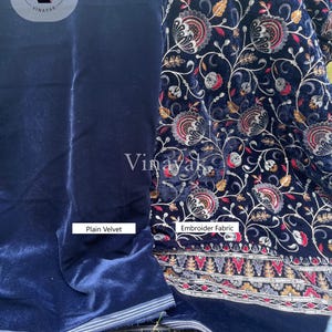 Puede incluir: Dos muestras de tela, una de terciopelo azul marino liso y otra de terciopelo azul marino con un patrón de bordado floral. El texto "Plain Velvet" y "Embroider Fabric" está escrito en las muestras. El texto "Embf136" está escrito debajo de las muestras.