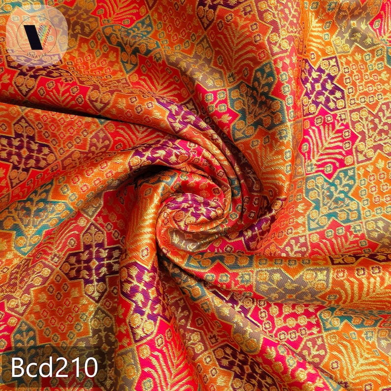 Tela jacquard inspirada en Banarasi / Brocado de poliéster grueso / 112-114 cm de ancho / Tela resistente para manualidades / Tapicería, blusas, decoración / Se vende cortada a medida imagen 6