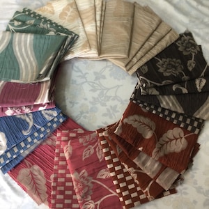 Bundel van langzaam stikkende collagestoffen van stofresten, bekledingsmateriaal van schrootinspiratie stoffenpakket monsterboek stof junk journal