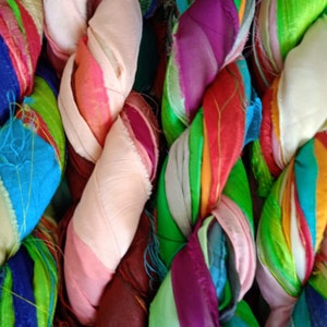Ruban sari en soie multicolore de 100 g, 50 yards, assortiment de bandes vibrantes de sari en soie, fil pour travaux manuels d'art, tissage, tricot, arts de la fibre, bijoux bord flou