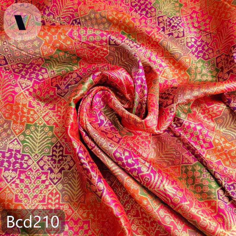 Tela jacquard inspirada en Banarasi / Brocado de poliéster grueso / 112-114 cm de ancho / Tela resistente para manualidades / Tapicería, blusas, decoración / Se vende cortada a medida imagen 7
