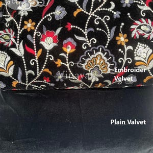 Puede incluir: Tela de terciopelo negro con un diseño de bordado floral. La tela se muestra junto a una tela de terciopelo negro lisa. El texto "Embroider Velvet" y "Plain Valvet" es visible en la imagen. El texto "Embf135" también es visible en la imagen.
