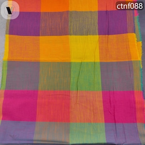 Op de afbeelding: Een textielstof met een levendig, meerkleurig ruitpatroon met grote vierkanten in de kleuren oranje, geel, paars, groen en roze. Het materiaal heeft een zichtbare geweven textuur en bevat de tekst ctnf088 in de rechterbovenhoek.