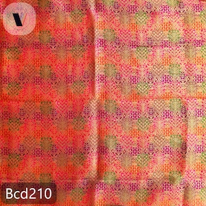 Puede incluir: Una tela vibrante con un patr&oacute;n geom&eacute;trico repetitivo en tonos naranja, rosa, verde y dorado. El dise&ntilde;o presenta motivos florales o de hojas estilizados. El texto "Bcd210" es visible en la esquina inferior izquierda.