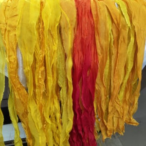 Ruban de soie sari jaune orange souci, fait main, ruban de soie recyclée Junk Journal, tissage, tricot, arts de la fibre Bijoux Ruban bord flou