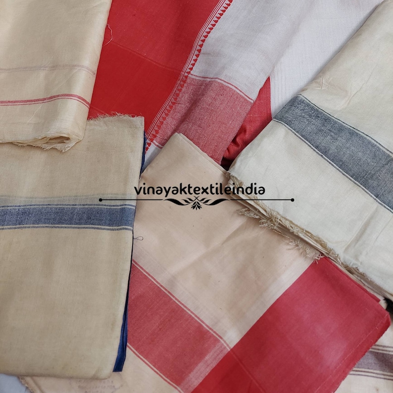 Pode incluir: Uma variedade de pe&ccedil;as de tecido dobradas em v&aacute;rias cores, incluindo creme, vermelho e branco. Algumas pe&ccedil;as apresentam listras vermelhas e azuis. A imagem inclui o texto "vinayaktextileindia".