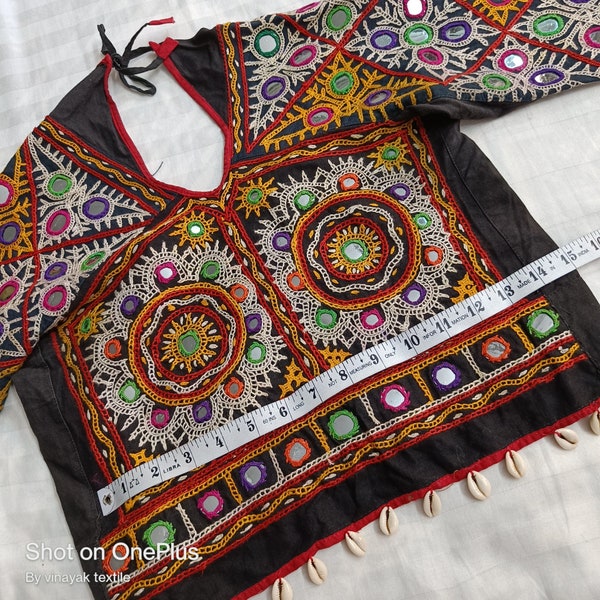 Noir vintage kutch banajara Chemisier brodé, Rabari Travail Manuel Traditionnel Kutch Chemisier sans dos Broderie, Banjara chemisier fait à la main