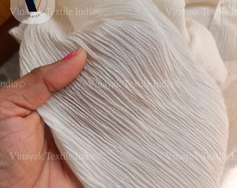 Op de afbeelding: Een stuk gebroken wit textiel met een uitgesproken, gekreukeld oppervlak. Het materiaal is semi-transparant en lichtgewicht, voorzien van een reeks fijne, verticale plooien of ribbels die over de gehele lengte van de stof lopen, gelabeld ctnf025.