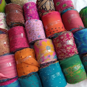 Rouleau de ruban en mousseline de soie 3 po. 100 g imprimé Soie sari assortie Ruban recyclé Tissage tricot, ruban décoratif bord brut arts de la fibre, emballage cadeau