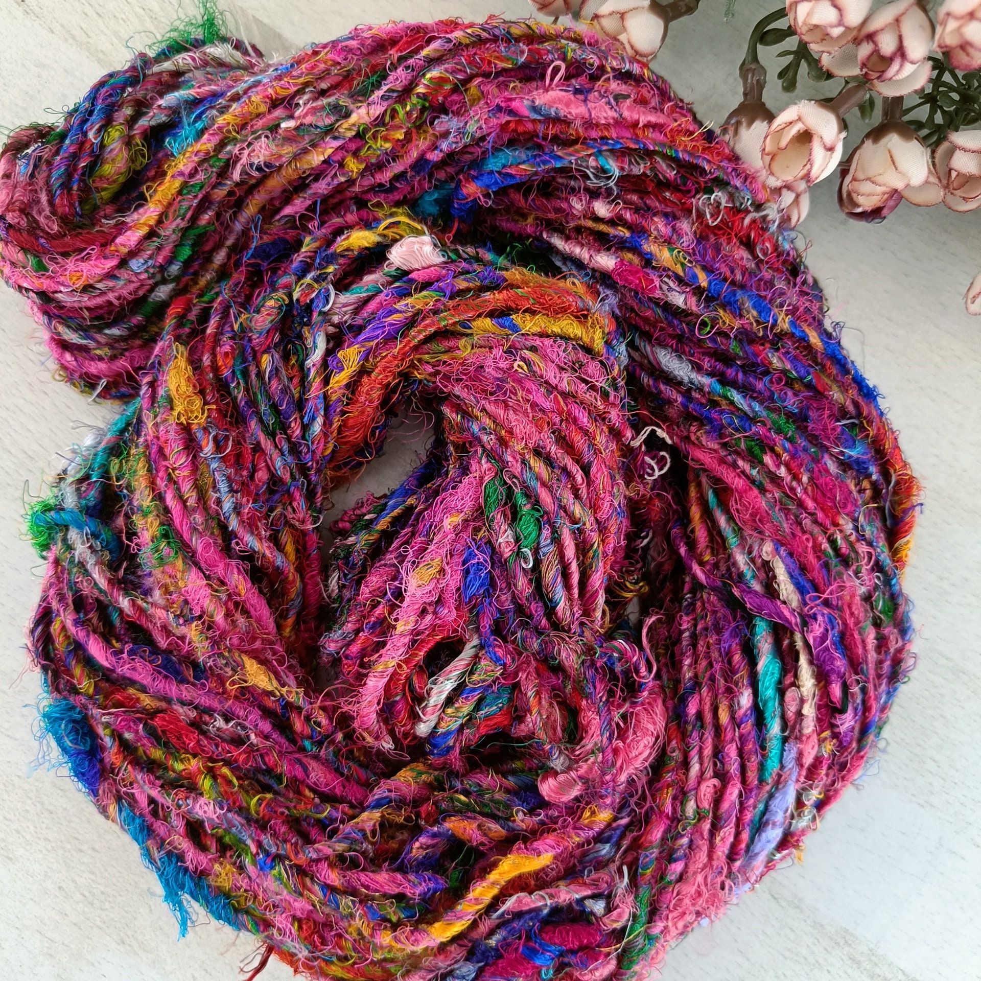 Knitsilk Filato di seta Sari riciclato, multicolore, ideale per uncinetto, maglia, ricamo e creazione di gioielli, consistenza sostenibile e unica, 50 g, 30+ metri