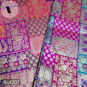 Könnte beinhalten: Ein lebendiger Stoff mit einem Patchwork-Design. Der Stoff weist eine Mischung aus rosa, lila und goldenen Blumenmustern auf. Der Text "Bcd207" ist in der unteren linken Ecke sichtbar. Der Stoff wird wahrscheinlich für Kleidung oder Heimdekoration verwendet.