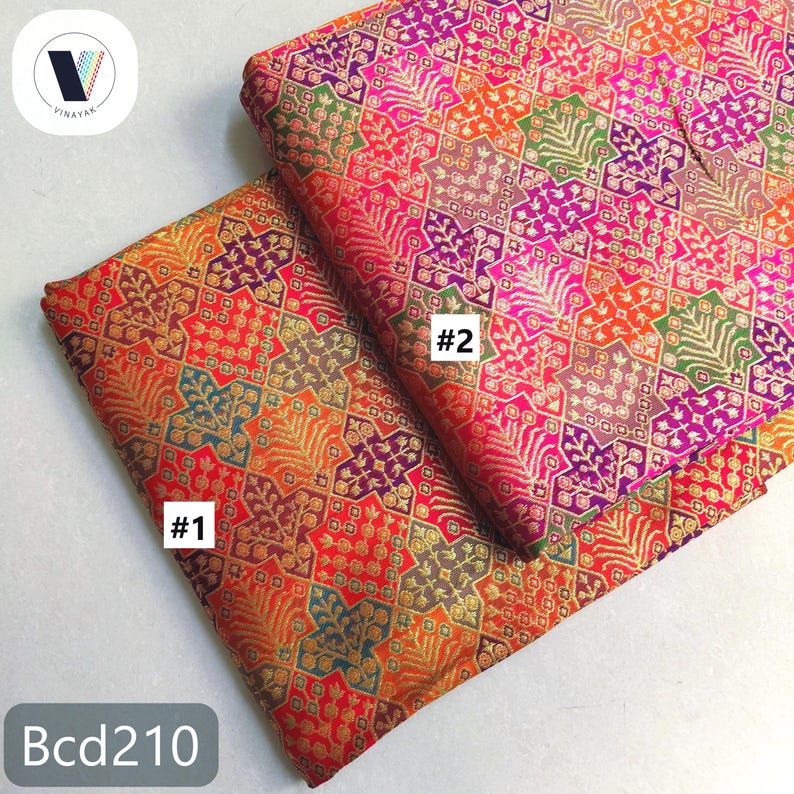 Puede incluir: Dos piezas de tela estampada con un dise&ntilde;o geom&eacute;trico. La tela presenta una vibrante mezcla de colores, incluyendo rojo, naranja, morado, verde y dorado. La tela est&aacute; etiquetada con los n&uacute;meros #1 y #2, y el texto "Bcd210".