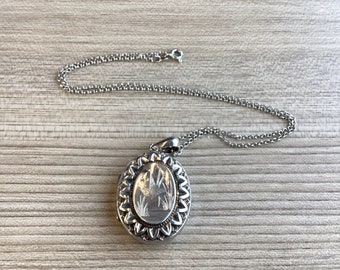 Antico movimento estetico vittoriano Medaglione in argento sterling con uccello floreale vintage