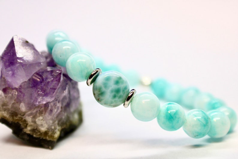 Bracelet de perles de larimar authentique et de jade bleu clair infusé de Reiki pour la guérison chargée pour homme ou femme OCEAN image 3