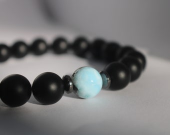 TRANQUILLITÉ SANS EFFORT Bracelet en perles de guérison chargées en larimar dominicain rare, onyx noir mat et hématite, pour homme ou femme