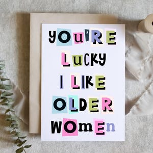 Tarjeta de cumpleaños, tarjeta física, tarjeta de felicitación, tarjeta divertida, regalo de cumpleaños divertido, tienes suerte de que me gusten las mujeres mayores, tarjeta con estilo de nota aleatoria