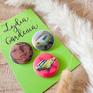 6 voet onder de knopspeld set van 3, badge, broche, cadeau, kousvuller, Claire Fisher, uitvaartcentrum fisher, groene lijkwagen, Nate Fisher