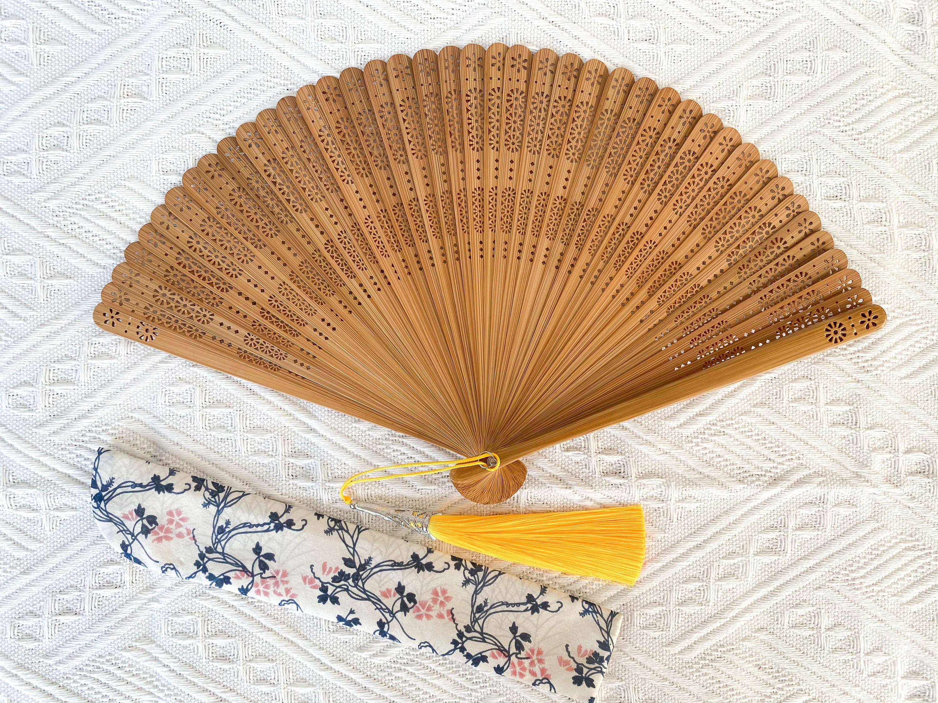 THY Collectibles Pack Of 12 Handheld Paper And Bamboo Folding Fans For  Wedding Party, Church, Festivals, Home And DIY Decoration (12 Fans In  Assorted Colors)