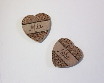 Imanes de madera personalizados con forma de corazón (juego de 2)