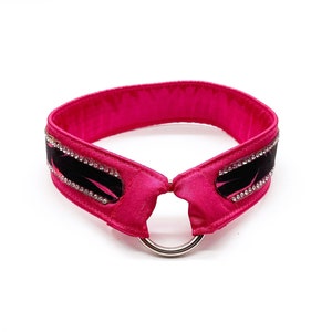 Könnte beinhalten: Ein pinkfarbenes Hundes Halsband aus Satin mit schwarzem Samtbesatz und Strasssteinen.