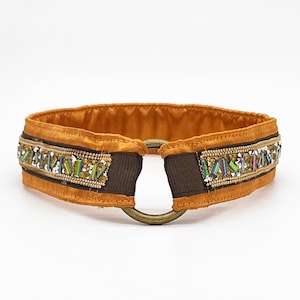 Könnte beinhalten: Ein braunes und orangefarbenes Hundehalsband mit Perlenbesatz und einem D-Ring aus Messing. Die Perlen sind mehrfarbig und umfassen Grün, Blau, Weiß und Gold.