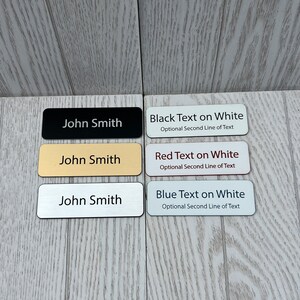 Crachás de nome profissionais gravados e personalizados - Etiquetas de nome reutilizáveis - Preços em massa - Várias cores e fontes