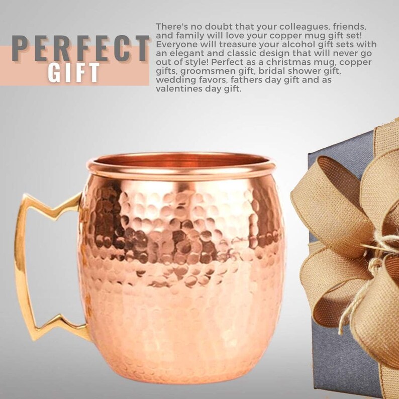 Puede incluir: Un mug de cobre martillado con un asa dorada. El mug es un regalo perfecto para cualquier ocasi&oacute;n, incluyendo bodas, cumplea&ntilde;os y d&iacute;as festivos. El mug se muestra junto a una caja de regalo con una cinta marr&oacute;n.
