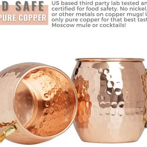 Puede incluir: Dos jarras de cobre martilladas con asas doradas. Las jarras est&aacute;n hechas de cobre puro al 100% y son aptas para alimentos. El texto "FOOD SAFE 100% PURE COPPER" es visible en la imagen. Probado y certificado por un laboratorio independiente con sede en EE. UU. para la seguridad alimentaria. &iexcl;No hay n&iacute;quel, esta&ntilde;o u otros metales en las jarras de cobre! &iexcl;Utilice solo cobre puro para obtener el mejor sabor de Moscow mule o c&oacute;cteles!