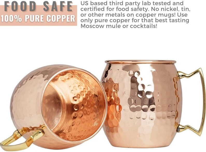 Puede incluir: Dos jarras de cobre martilladas con asas doradas. Las jarras est&aacute;n hechas de cobre puro al 100% y son aptas para alimentos. El texto "FOOD SAFE 100% PURE COPPER" es visible en la imagen. Probado y certificado por un laboratorio independiente con sede en EE. UU. para la seguridad alimentaria. &iexcl;No hay n&iacute;quel, esta&ntilde;o u otros metales en las jarras de cobre! &iexcl;Utilice solo cobre puro para obtener el mejor sabor de Moscow mule o c&oacute;cteles!