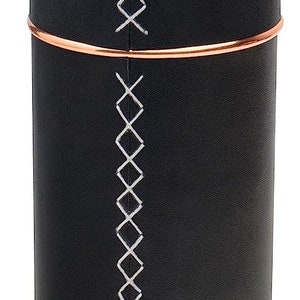 Puede incluir: Un coctelera de cobre y negro con una banda de cuero cosida. La coctelera tiene un acabado de cobre martillado.