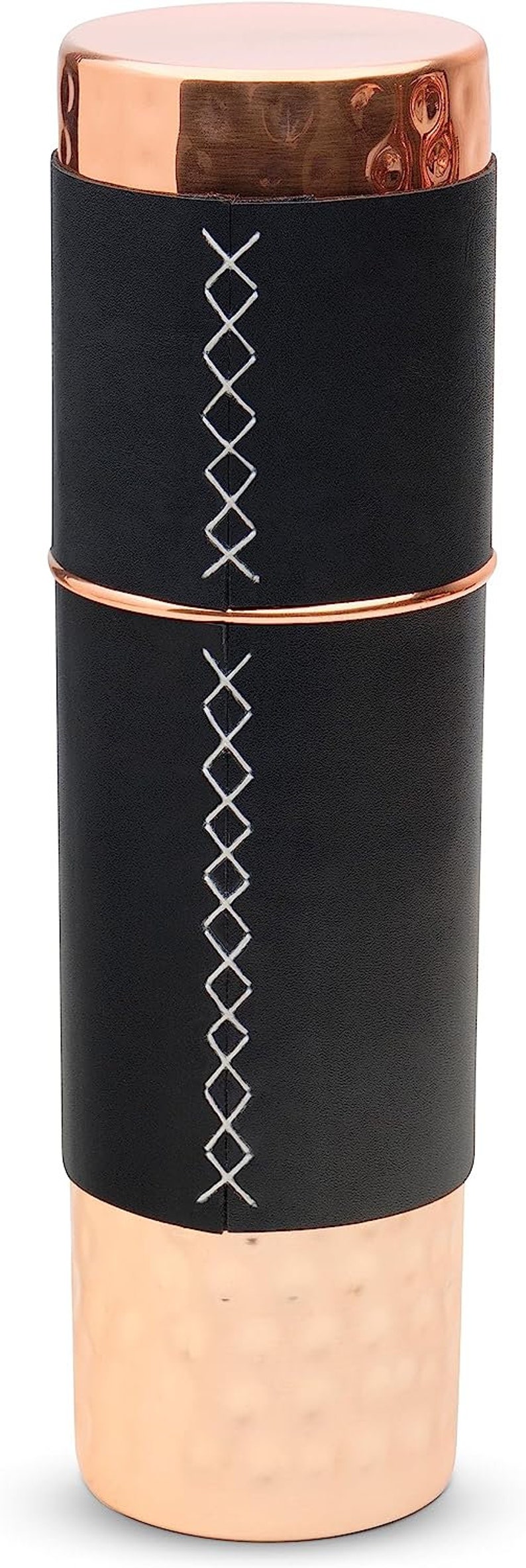 Puede incluir: Un coctelera de cobre y negro con una banda de cuero cosida. La coctelera tiene un acabado de cobre martillado.