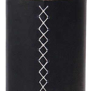 Puede incluir: Una botella de agua de cobre con un acabado martillado y una envoltura de cuero negro con costuras blancas. La botella tiene una tapa de cobre.