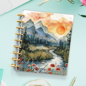 Peut inclure: Une couverture de planificateur avec un design aquarelle représentant une chaîne de montagnes avec une rivière qui la traverse. Le ciel est d'un orange et d'un rose vifs avec un grand soleil orange. Les montagnes sont bleues et vertes avec une forêt d'arbres. La rivière est bleue et les fleurs sont rouges et orange.