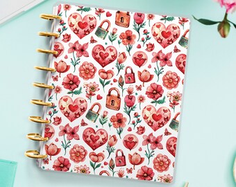 Op de afbeelding: Een witte plannerhoes met een herhalend patroon van rode harten, bloemen en gouden sloten. De harten hebben kleinere harten erin.