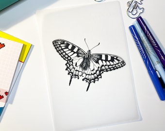 Può includere: Un disegno in bianco e nero di una farfalla su sfondo bianco.