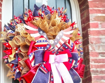 Couronne patriotique d'aigle, couronne de ruban d'aigle américain, couronne commémorative d'anciens combattants, accroche-porte patriotique rouge blanc et bleu de taille moyenne.