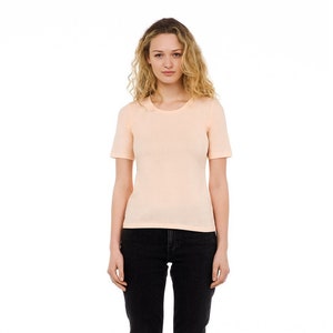 Women&#39;s Organic Cotton Scoop Neck Tee Shirt in Rose Pink