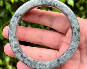 Certifierad burmesisk jadeitarmring av klass A: Isig svart, grå, äppelgröna nyanser 66,4 mm
