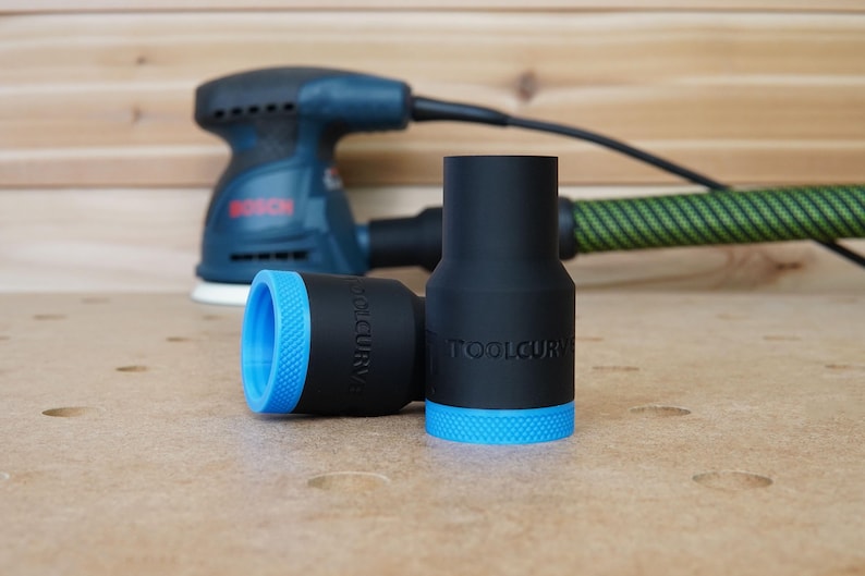 Peut inclure: Deux adaptateurs de collecteur de poussi&egrave;re noirs avec une garniture bleue. Les adaptateurs sont &eacute;tiquet&eacute;s "TOOLCURVE".