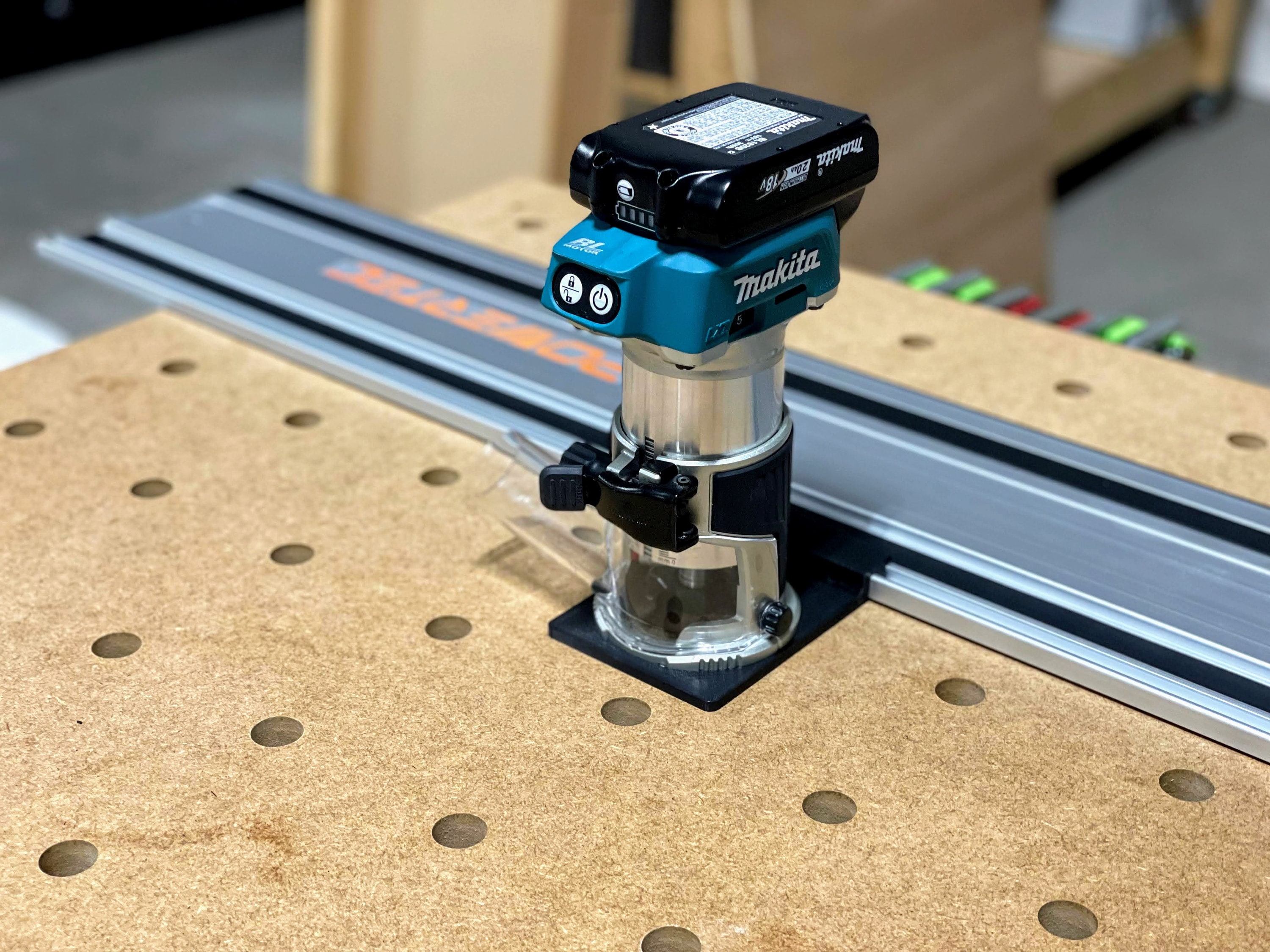 Adaptador Router Makita para Powertec Guide Rail - Makita XTR01Z & RT0700C