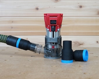Può includere: Un utensile elettrico rosso e grigio con un tubo nero e due accessori neri con dettagli blu. L'utensile ha un interruttore on/off ed è per la lavorazione del legno. Accessori per l'aspirazione della polvere.