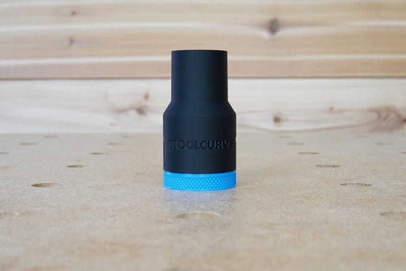 Peut inclure: Un adaptateur d'outil noir et bleu avec le texte "TOOLCURVE" imprim&eacute; sur le c&ocirc;t&eacute;.