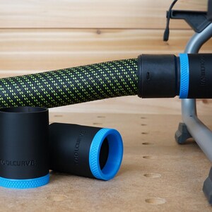 Puede incluir: Tres adaptadores de recolecci&oacute;n de polvo negros con ribete azul. Los adaptadores est&aacute;n etiquetados como "ToolCurve".