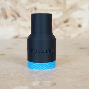 Może przedstawiać: Czarny i niebieski adapter do narzędzi z nadrukiem "TOOLCURVE" na boku.