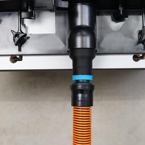 Könnte beinhalten: Eine schwarze Steckdose mit einem blau-orangen Ladekabel, das eingesteckt ist.