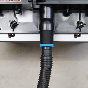 Könnte beinhalten: Ein schwarzer Staubabsaugschlauch mit einem blauen Anschluss, der an einem schwarzen Staubabsaugstutzen befestigt ist. Der Staubabsaugstutzen hat einen schwarzen Hebel an der Seite.