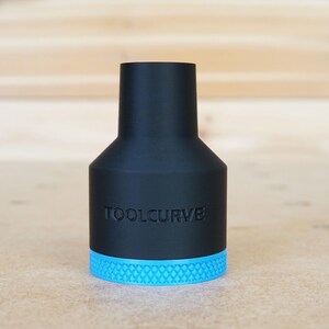 Pode incluir: Adaptador de ferramenta preto e azul com o texto "TOOLCURVE" impresso no lado.
