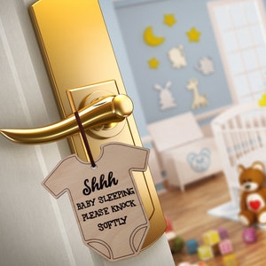 BABY SCHLAFZEICHEN | Baby Geschenk aus Holz Haustürschild | Ankündigung Plakette | Shh Baby schläft nicht klopfen lustiges Zeichen | Babyparty-Geschenke