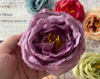 Puede incluir: Surtido de cabezas de flores de seda en varios colores, incluyendo morado, rosa, melocotón, verde, azul y rojo. Las flores tienen un aspecto en capas y con volantes y son perfectas para proyectos de manualidades.