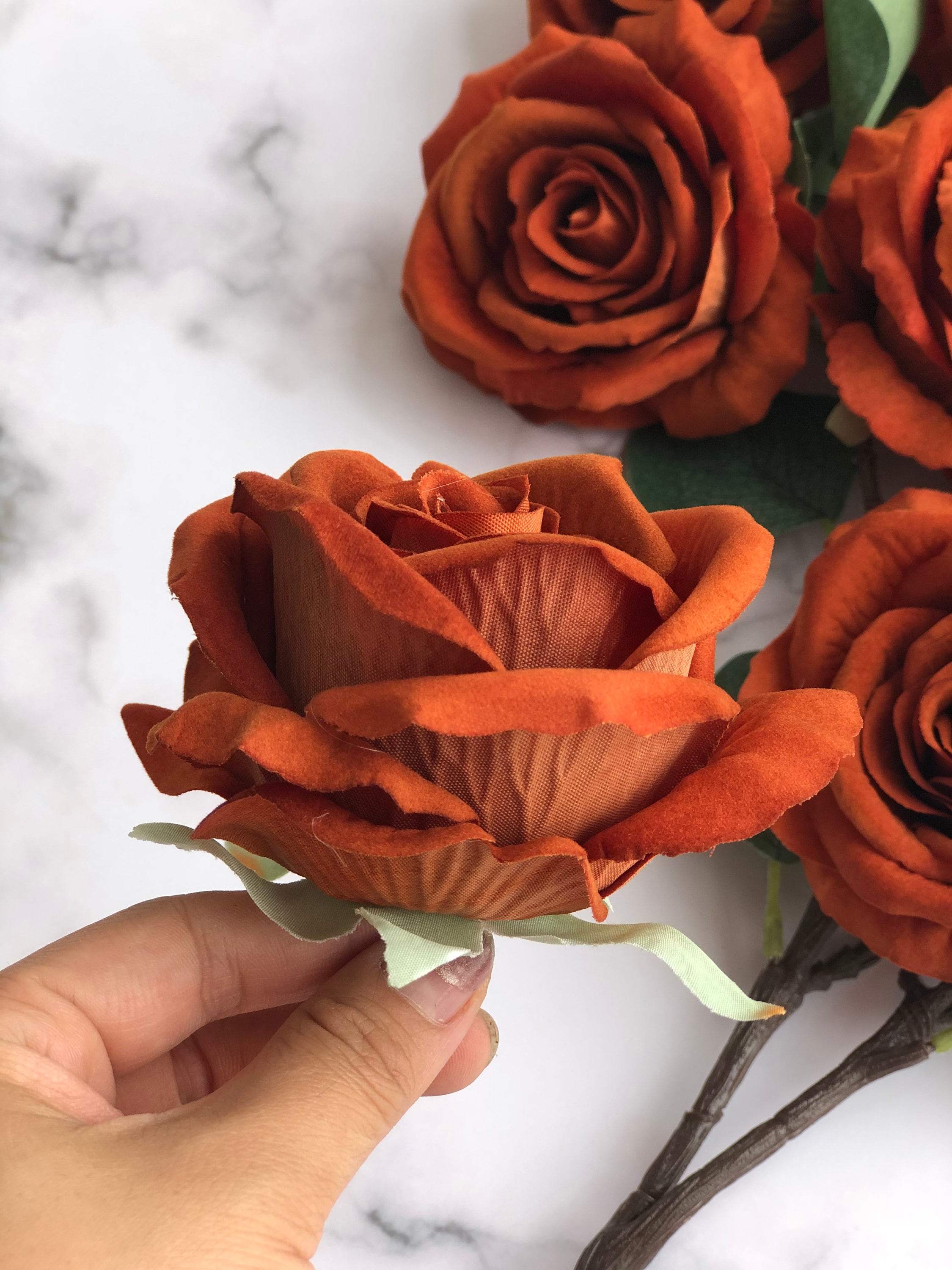 10 stuks kunstrozen, kunstbloemen, rozen, kunstrozen met stelen voor bruiloft, feest, Valentijnsdag, thuis, Halloween, vaas, tafeldecoratie, Thanksgiving, woondecoratie, oranje